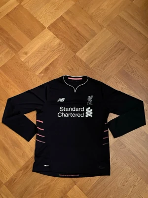 Liverpool långärmad matchtröja Coutinho - Snygg svart långärmad Liverpool FC matchtröja från säsongen 2015/2016! Tröjan har Countinho som namn på ryggen med Nummer 10, tröjan är i fint skick bortsätt från att siffrorna och bokstäverna har tonat bort lite och  fram sponsorn har fått pytte lite färg på sig. Köpt för ungefär ett år sen för 699. Taggen har tonat bort så man kan är inte säker på vilken storlek men passar precis som en XS så det är min bästa gissning.
