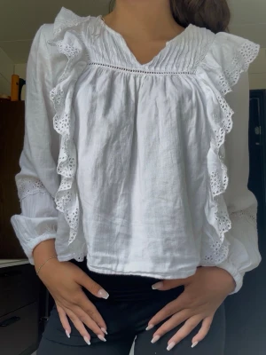 Vit blus med spetsdetaljer - Jätte fin vit blus från Gina. Hör av er vid frågor💕