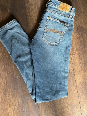  Nudie Jeans lean dean - Säljer ett par sköna jeans från nudie i modellen lean dean dom är i schysst skick och har använts få gånger just därför dom säljs storlek 28/32 bara att höra av sig vid funderingar 