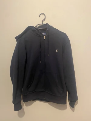 Ralph lauren zip up  - Säljer denna sprillans nya Ralph lauren zipen i strl S och i färgen mörkblå. Hör av er vid funderingar🙌😁