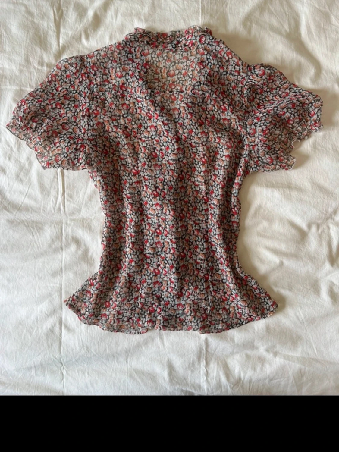 Blommig kortärmad blus med volang - 1