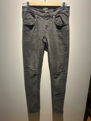 Tiger of sweden - Riktigt feta tiger of sweden jeans, grå färg, riktigt bra skick, inga tecken på användning. Mycket bra passform. Modellen heter Slim. Skick 9/10. Hör av er vid frågor!