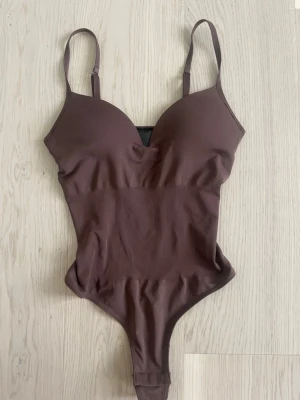 body  - brun body ifrån hm, oanvänd. 