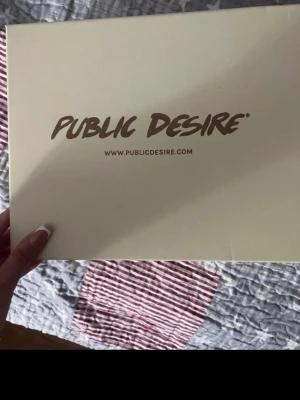 Guldiga pumps från Public Desire - Oanvända 