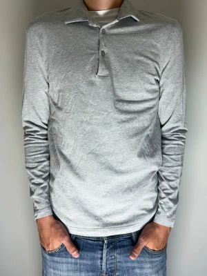 Ljusgrå långärmad Fillipa K - Tjeeena! Säljer nu denna, en stilren ljusgrå Filippa K sleeve med lång ärm och klassisk krage. Skjortan har knappar framtill och är tillverkad i mjuk bomull som känns skön mot huden. Bara att höra av dig om du har några frågor, tack på förhand MVH CarsliCloset! 🩶