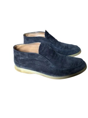 Loro Piana Open Walk mörkblå loafers - Mörkblå loafers från Loro Piana, modellen Open Walk. Skorna är i mjuk mocka med ljus innersula i läder och har en stilren, minimalistisk design. Yttersulan är ljus och ger en snygg kontrast till ovandelen. Perfekta för en clean och avslappnad look.