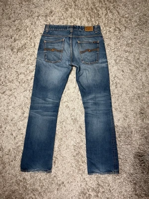 Nudie jeans bootcut ola 2007 vintage flared archive laidback selvedge hedi slimane 32  - Nudie jeans i modell bootcut Ola från 2007, nudie jeans slutade producera denna modell år 2009. Det är i mycket bra skick, har en lagning i grenen, samt en liten defekt på låret, och en snygg fade. Storlek 32/32. Postas samma dag som köp eller dagen därpå🙌💯