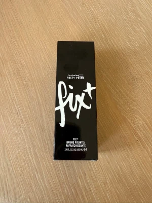 MAC Prep + Prime Fix+ Face Mist - MAC Prep + Prime Fix+ är en ansiktsspray i svart, glansig förpackning med vit text. Den innehåller 100 ml och används för att fräscha upp och fixera makeup. Perfekt för att ge huden extra fukt och glow under dagen. Helt oanvänt.