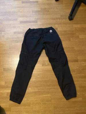 Moncler  - Moncler byxor mycket fint skick inte använt på länge därav priset. Kvitto och tags finns kvar