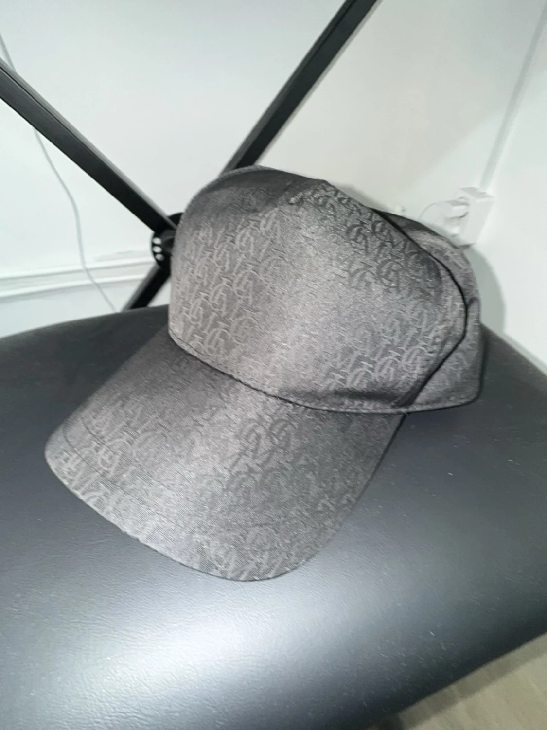 Svart keps med diskret mönster - 2
