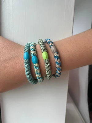 Flerfärgade armband från Akenberg - Knekkis i 4-pack gröna o blåa nyanser av knekkis orginalpris för 4-pack är 120kr