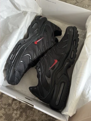 Nike TN skor  - Jag säljer min killes skor, jag råkade köpa fel storlek till han. Skorna är strl 43 ( lite små i storlek) Skorna är oanvända kvitto finns! 