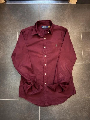  skjorta från Polo Ralph Lauren - Vinröd skjorta från Polo Ralph Lauren. Nypris ligger runt 1499. Storlek S.