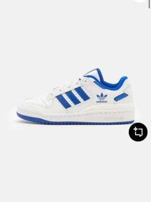 Adidas Forum Low vit/blå sneaker - Vita adidas skor i modellen "forum low classic" nypris: 1000 kr.