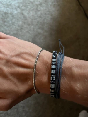 Armband sett - Säljer detta stilrena armband sett som inkluderar totalt 3 st justerbara armband!
