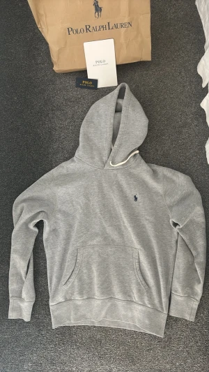 Ralph lauren polo hoodie - Polo Ralph lauren hoodie jätte bra skick knappt använd, i storlek s. 