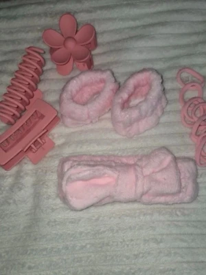 Rosa håraccessoar-kit med klämmor - Säljer ett kit med flera rosa håraccessoarer med 16 delar.