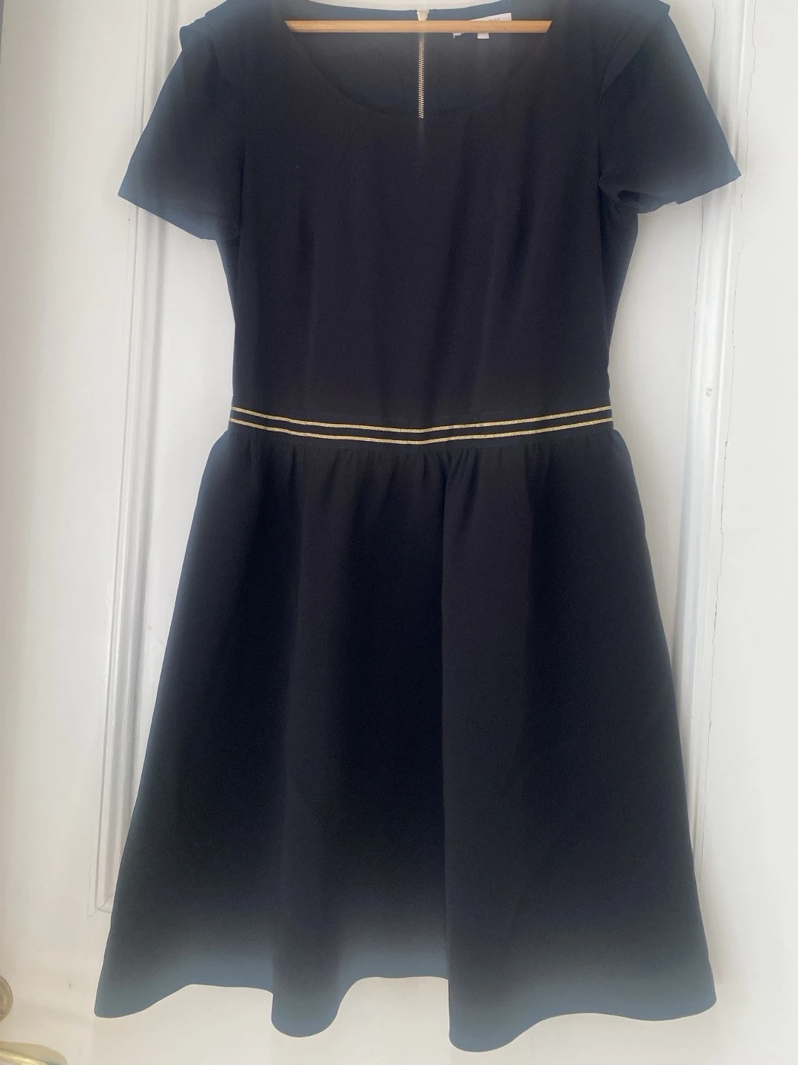 Svart klänning med gulddetalj