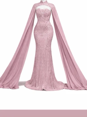 Rosa långklänning med cape och pärlor - Säljer en magisk rosa långklänning med glittriga pärldetaljer och cape som ger en dramatisk look. Klänningen har figurnära passform, hög hals och är axelbandslös. Perfekt för bal eller fest där du vill sticka ut.