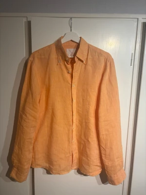 Aprikosfärgad linneskjorta från Oscar Jacobson - Tjena! Säljer en snygg aprikos linneskjorta från Oscar Jacobson. Skick: 9/10. Storlek: 39, s/m. Pris: 499. Bara att fråga om du undrar något!