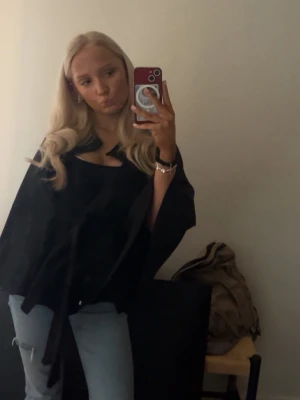 Svart kappa från missäy - Kappa från missäy. Priset kan diskuteras. Kappan är helt ny, jag använde den bara några gånger förra vintern. Den passar mig inte riktigt eftersom jag är väldigt liten, och jag tycker att den ser lite konstig ut och kanske sitter inte riktigt som jag skulle vilja. 