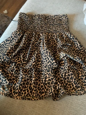 Leopard kjol - Aldrig använd men har tagit bort prislapp, storlek 34 (XS)kommer ej ihåg vart jag köpte🦖