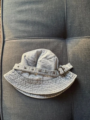 Bucket Hat från Bershka  - Denna bucket hat är så snygg på och ger lite streetstyle 💙💙 använts ett par gånger men i gott skick✨✨gjord i denim🫰🏻🤍