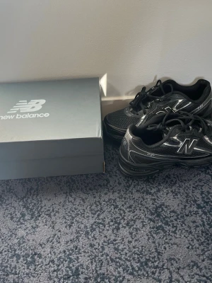 Svarta New Balance 2002R sneakers helt Nya  - Säljer ett par svarta New Balance 2002R sneakers med vita detaljer och klassisk N-logga på sidan. Skorna har en sportig design, mesh och syntetmaterial i ovandelen samt bekväm sula. Perfekta för dig som gillar streetwear och snygga detaljer.