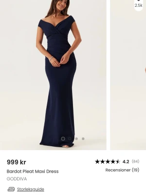 Marinblå Bardot långklänning Goddiva - Elegant marinblå Bardot långklänning från Goddiva med offshoulder-design och figurnära passform. Klänningen har v-ringad omlottdetalj upptill och är tillverkad i ett mjukt, stretchigt material som ger en smickrande siluett. Använd 1 gång och i storlek xs-s