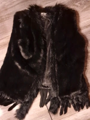 Svart pälsväst från Black Rebel - Säljer en svart pälsväst från Black Rebel, designad i Sverige.