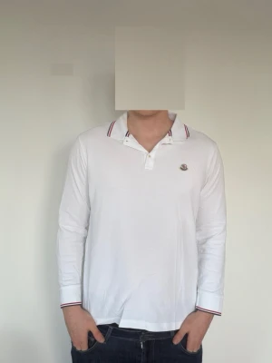 Galet schysst lång ärmad piké från Moncler - En riktig klassiker från Moncler. Långärmad piké i vit som är i 100%  10/10 Factory New skick. Inga defekter, inga märken, ingenting. XXL (men italienarna är små!) – den är perfekt på mig som 188! Nypris ligger på 3910kr mitt pris är på 499! Skriv om du undrar något eller vill komma överens om pris!