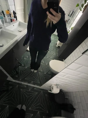 Mörkblå oversized stickad tröja - Mysig mörkblå stickad tröja i oversized modell med långa ärmar. Perfekt för lager på lager och chill vardagsstil. Tröjan har en enkel design utan synliga mönster eller loggor och är gjord i ett mjukt material. ⚠️nopprig