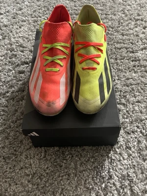 Adidas Crazyfast PRO FG - Adidas Crazyfast i två olika färger. Använda ett par gånger i konstgräs därav det svarta på skorna. Man får med orginal låda. Priset är diskuterbart 