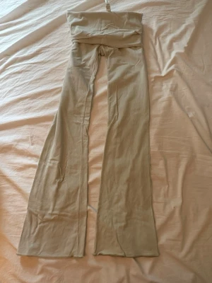 SKIMS fold over leggings - Säljer ett par foldover leggings från SKIMS i färgen Spearmint. Tillverkade i mjuk bomullsblandning med stretch för skön passform. Perfekta för dig som gillar en avslappnad men trendig stil.