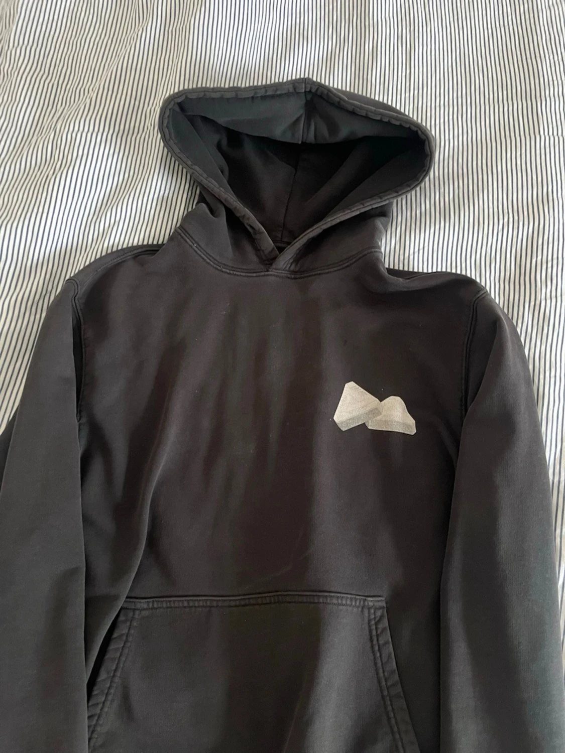 Svart hoodie från Palace med tryck