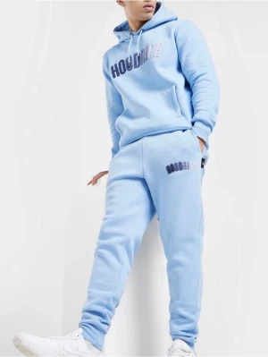 Ljusblå mjukisbyxor från Hoodrich - Säljer ett par ljusblå mjukisbyxor från Hoodrich med broderad logga på vänster lår. Byxorna har dragsko i midjan, muddar vid bensluten och två sidofickor. Perfekta för chill dagar och streetwear-stil.