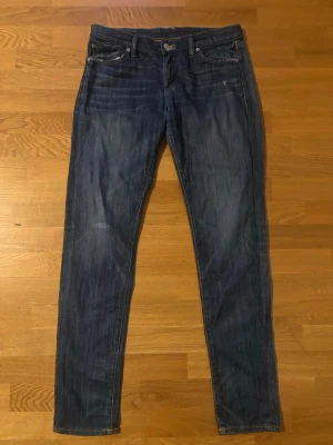 Vintage denim supply jeans - Snygga mörkblå slim fit jeans med klassisk femficksdesign och dragkedjegylf. Jeansen har subtila slitningar och kontrastsömmar för en cool look. Perfekta till sneakers eller boots och passar till många olika stilar.