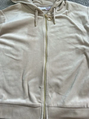 Beige velour zip hoodie - Mysig loungewear zip hoodie i velour med dragkedja i guld. Perfekt för chill dagar hemma eller när du vill vara extra bekväm.