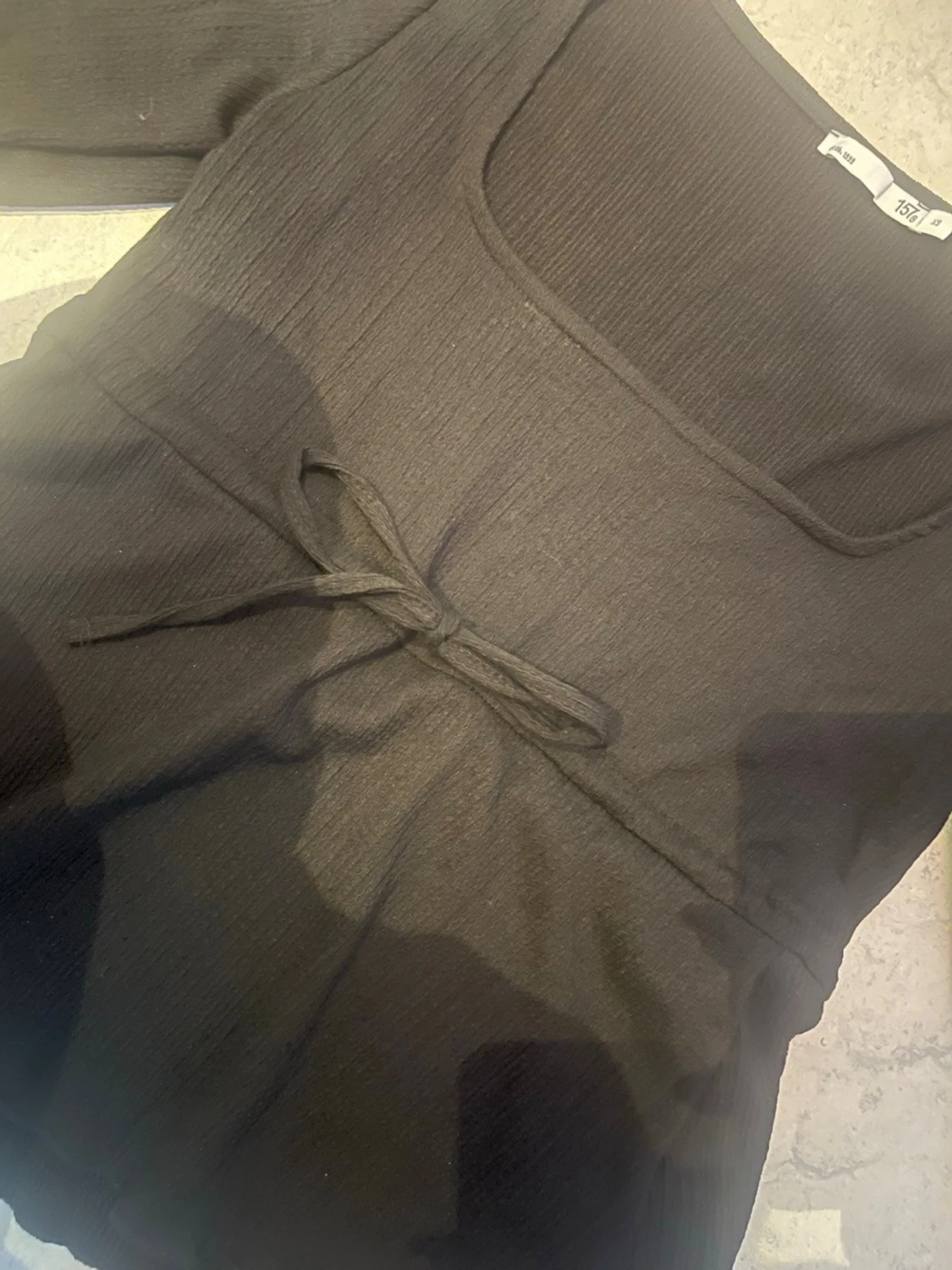 Svart topp med knyt och puffärm - 1