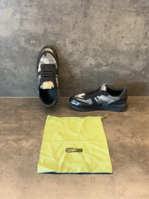 Valentino Rockrunners  - Riktigt feta svarta Valentino Rockrunners!🙌 Lite använda mer i riktigt bra skick, nästan som nya. Mer frågor privat💯