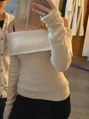 Vit stickad offshoulder tröja - En super skön stickad offshoulder tröja som är vit, ings defekter alls.