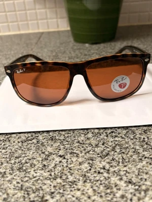 Rayban ”Boyfriend” polarized  - Hej, säljer nu dessa rayban ”Boyfriend” polarized i nyskick, allt på bild ingår. Hoppas på en snabb och smidig affär som alltid :)