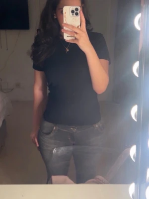 Low waist jeans  - Super snygga o sitter för bra där bak, endast använda en gång