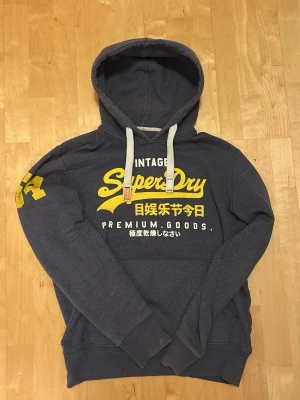Vintage Superdry hoodie (Sällsynt) - Säljer nu denna vintage Superdry som är riktigt snygg nu under vintern och våren!😁 Säljs ej längre och är därav mycket eftertraktad 🫡 Och självklart till ett bra pris! Skriv vid funderingar📲🤝