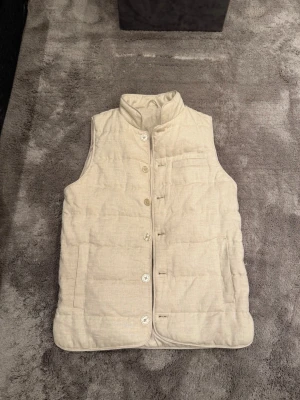 Beige dunväst från John Henric - Stilren beige väst från John Henric. Västen är aldrig använd och i grymt skick! 