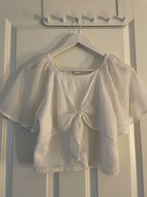 Vit blus  - Säljer en fin vit blus från Lindex i storlek 158/164. 