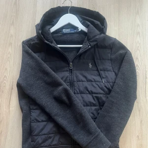 Svart och grå cardigan från Polo Ralph Lauren passar S - •En polo Ralph lauren cardigan som inte säljs längre. Storlek XS men sitter mer som S. Nypris var runt 4000kr. Tröjan har inga defekter alls och där nästan som nyskick. Bara höra av er om frågor eller mer bilder. Finns också QR kod som kan bevisar att den är äkta