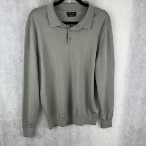 Massimo dutti kragtröja  - Riktigt fet kragtröja från Massimo dutti i toppskick! Modellen på bilden är 184 och bär storlek S. Skriv gärna vid frågor eller funderingar 