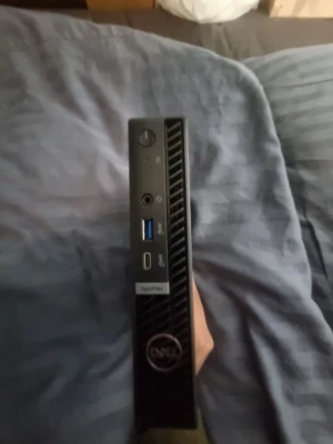 Dell OptiPlex Micro 7020 - Säljer en Dell OptiPlex Micro 7020. Perfekt för kontor, studier eller hemmabruk där man vill ha en snabb dator som tar minimalt med plats.   Specifikationer: • Intel Core i5-14500T vPro • ⁠8GB DDR5 RAM (Går att uppgradera) • ⁠256GB SSD (går att bygga ut) • ⁠Mycket liten och smidig formfaktor. Vikt Ca 1,2kg.   Mått: • Bredd: 36mm • ⁠Djup: 178mm • ⁠Höjd: 182mm Priset kan diskuteras vid snabb äffar
