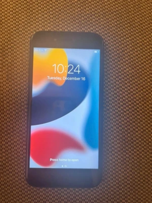 Svart iPhone 7 med slimmad design - Säljer en svart iPhone 7 med klassisk slimmad design och rundade kanter. Telefonen har en 4,7-tums skärm, Touch ID och en bakre kamera med enkel lins. Tillverkad i aluminium och glas, perfekt för dig som gillar stilren teknik.